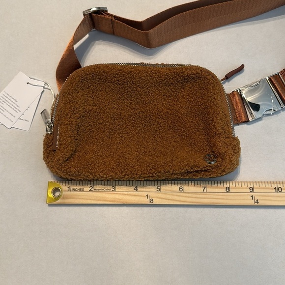 NWT Lululemon Everywhere Fleece Belt Bag Burnt Caramel - Picture 9 of 16